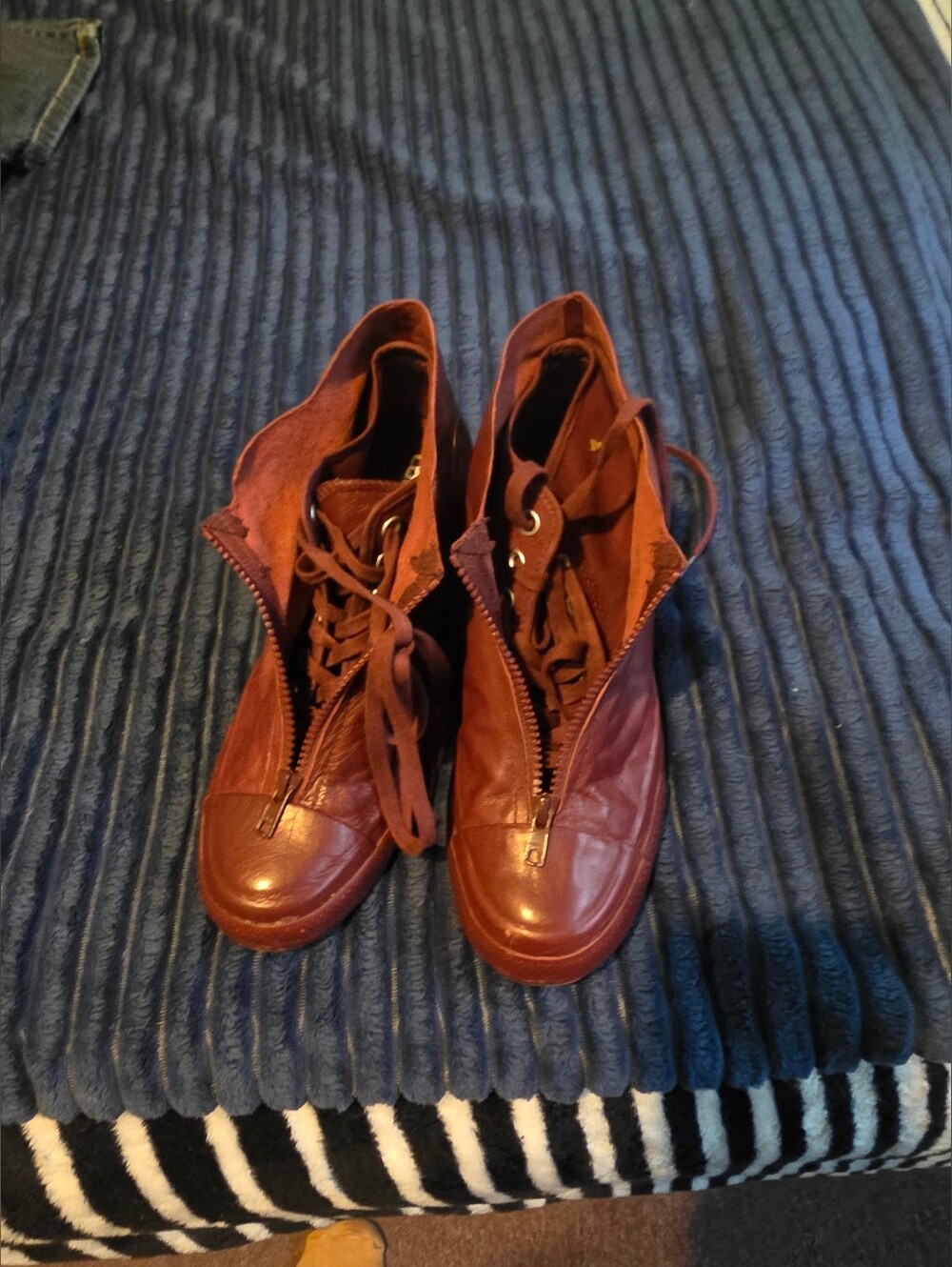 Rare Ladies Leather Converse Sneakers Size 10